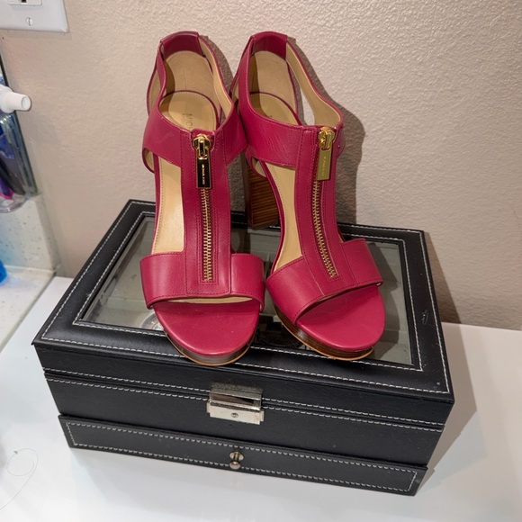 Michael Kors Magenta Leather T-Strap Heeled Sandals with Gold Zipper - Picture 3 of 7